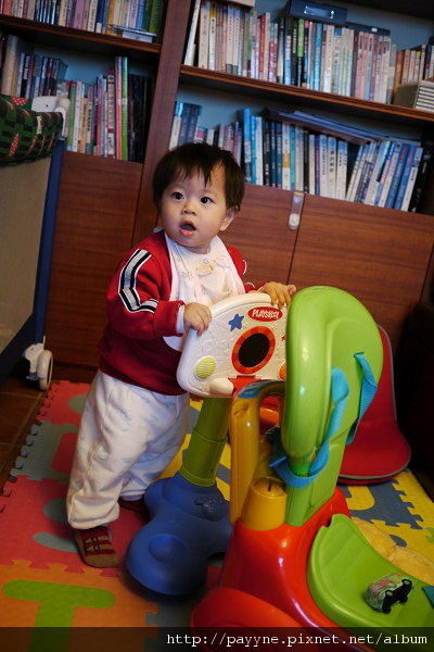 20091226-什麼都能推著走，就連投籃機也成了我的學步車