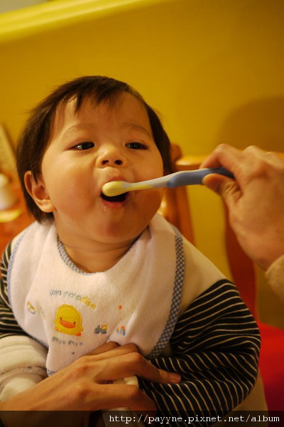 20091227-媽咪硬要我吃完飯飯要刷牙，就連在外吃飯也不例外...