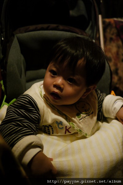 20091231-09年最後一天，爸比媽咪難得到一家燈光美氣氛佳的餐廳用餐，被我吵到最後直接打包回家