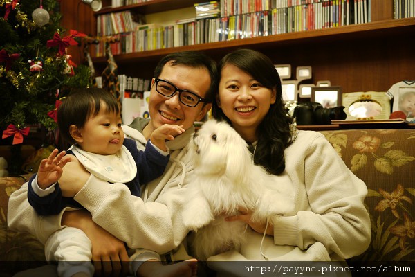 20100102-我就說粽子對我有敵意嘛，一有機會就偷咬我