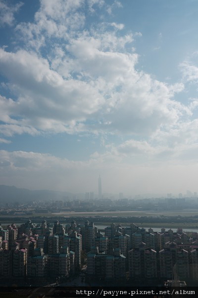 20100110-坐在上頭看到的景色很美耶...瞧,遠處還看得到101耶