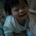 20100115-哭的沒用，還是用笑容來熔化媽咪的心...這招看來比較管用