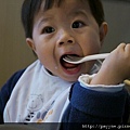 20100123-除了湯匙，我還會自己拿叉子..