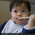 20100123-有看過一歲多的baby拿叉子拿得那麼好的嗎