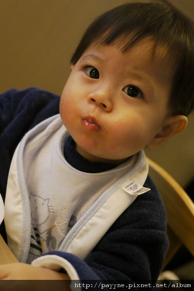 20100123-貪心的吃得滿嘴鼓鼓的..