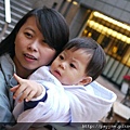 20100123-不過我也喜歡媽咪的抱抱..