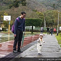 20100124-走著走著，回頭看看媽咪有沒有跟上..