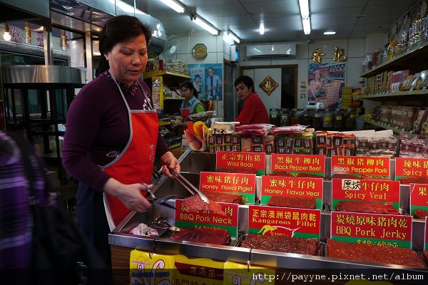 只要有觀光客就有賣肉乾(怪了,這是澳門的特產嗎?)，而且是可以一直試吃的