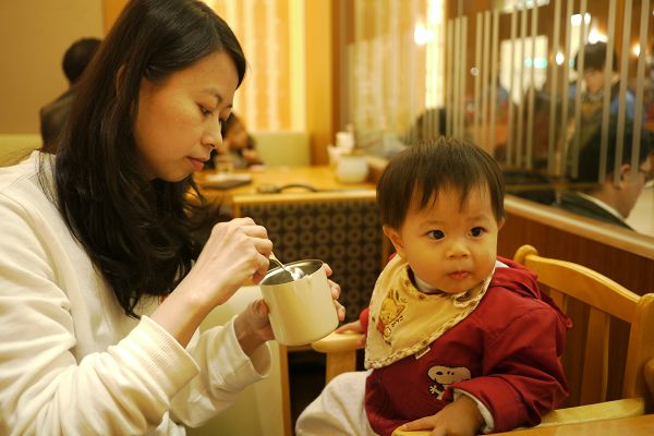 20100205-兒童餐椅無須圍著，我也會坐好吃飯