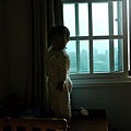 20100208-午覺醒來偷偷爬到桌上...媽咪見了嚇個半死