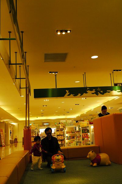 20100213-高島屋的遊樂場沒有人，所有玩具都是我的..快玩!