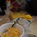 2010.05.03-這天的早餐是濃郁的南瓜粥配青菜及我最愛的蓮霧(其實只要水果我都愛..)
