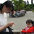 20100417-來到動物園，也睡醒了。不過……，先等我吃完飯飯再說。