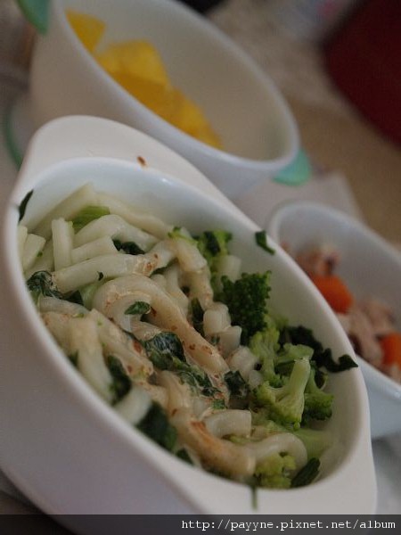 2010.05.03-中餐則是烏龍麵乾伴芝麻醬，水果是西瓜..