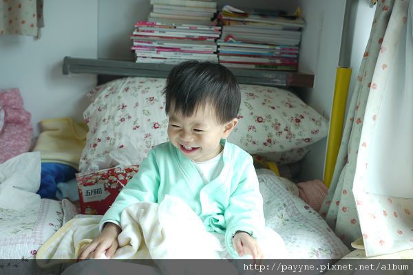 2010.05.12-因為我把床頭的衛生紙通通抽出來玩..