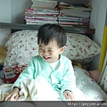 2010.05.12-因為我把床頭的衛生紙通通抽出來玩..