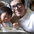 2010.05.02-爸比出差去德國出發前捨不得的過來跟我合影