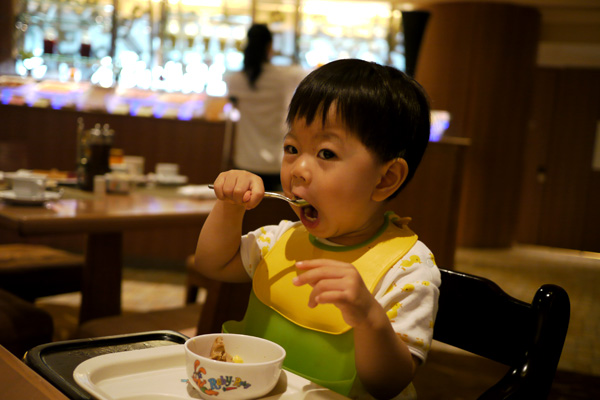 2010.06.19-為了餐後有果汁可以喝，我得吃大口一點...