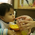 2010.03.03-含到吸管後就休想把它從我嘴裡抽走!