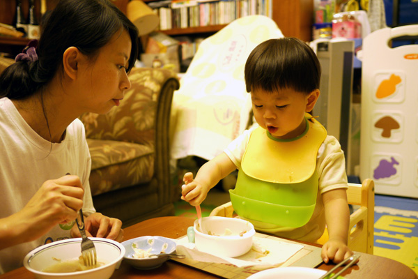 2010.06.17-瞧我為了可以跟大家坐在一起無須坐兒童餐椅，我可是很認真的在學習呢~