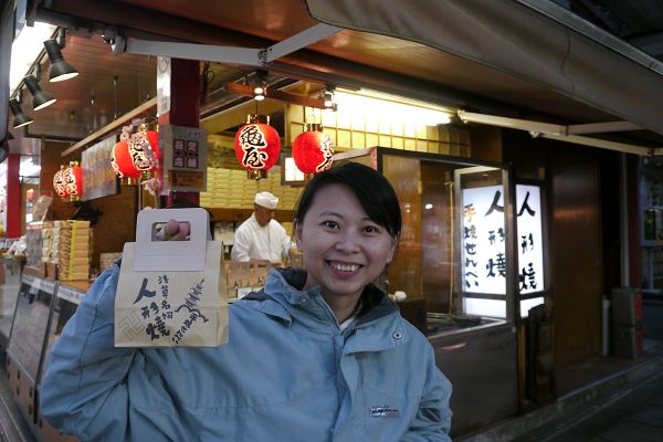 2010.03.23-一堆賣人形燒的...媽咪說包裝得很精緻，口感的話就普普囉..