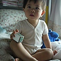 2010.05.12-午覺醒來心情沒有很好，媽咪拿玩具車給我