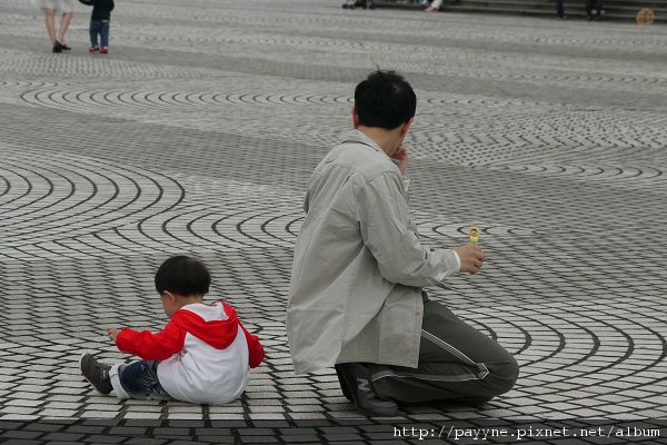 20100405-Patrick：爸比你不要上班每天都像這樣陪我玩好不好？爸比：我也很想啊～～。