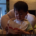 2010.05.04-媽咪規定不能吃這類食物，但拿在手上也好..