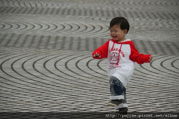 20100405-在開闊的大廣場到處跑，太開心啦！