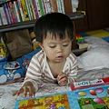 2010.05.15-看教導數字的磁鐵書..