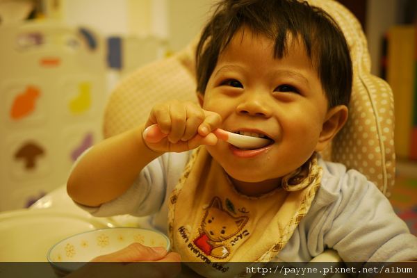 20100407-哈哈哈～～我會自己用湯匙吃飯飯啦！！！