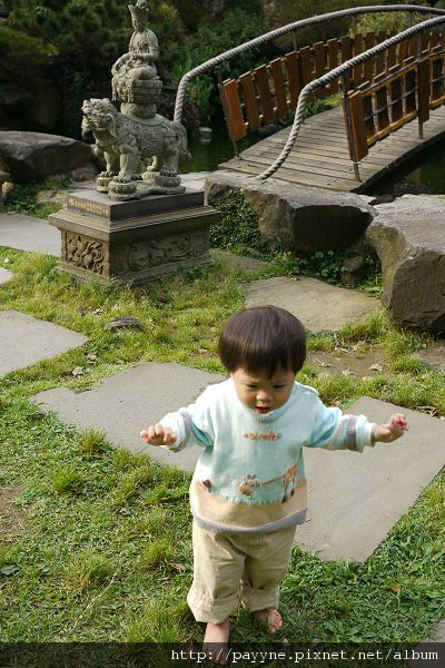 20100425-媽呀～～真的一個重心不穩，硬生生踏到草地上了，整個人愣住，完全傻眼～～～