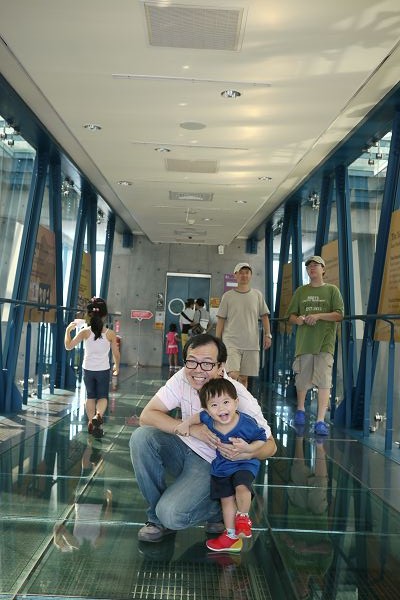 2010.08.28-走在透明的空橋上，老實說還真有點怕怕的..