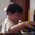 2010.05.03-瞧我玩玩具車時的專注神情..