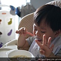 2010.05.02-再吃四口後再餵我..放心我自己也可以吃得很好