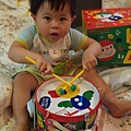 2010.05.07-我打鼓的模樣是不是架勢十足?