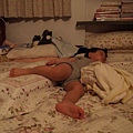 2010.05.07-玩累了，隨便倒頭就能睡