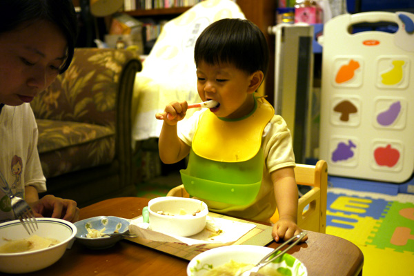 2010.06.17-用餐時間到囉~媽咪訓練我自己吃飯，而我也很努力地自己一口口地挖來吃~~