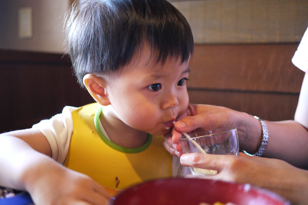 2010.05.25-這果汁媽咪說只能喝三口，所以我就卯足了勁 一次吸好大好大...一口