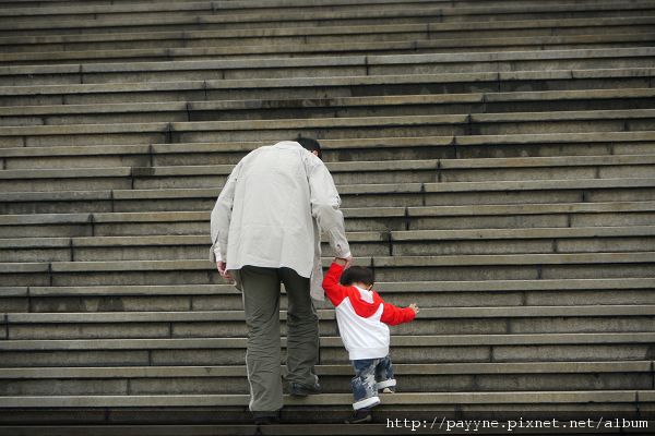 20100405-我最喜歡爬樓梯了，發現這麼大的樓梯，當然不能錯過。