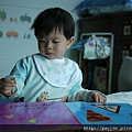 2010.04.27-把餅乾咬成三角形，瞧我拿書來比照~