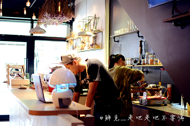 [彰化x美食] IG正夯打卡點，美美的乾燥花咖啡廳，帶著好心情來吃雞蛋仔吧♥員林 好氣氛Good Vibes