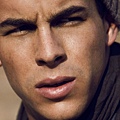 mario_casas_face_hat_scarf_squint_close-up_squinting_57613_1280x1024.jpg