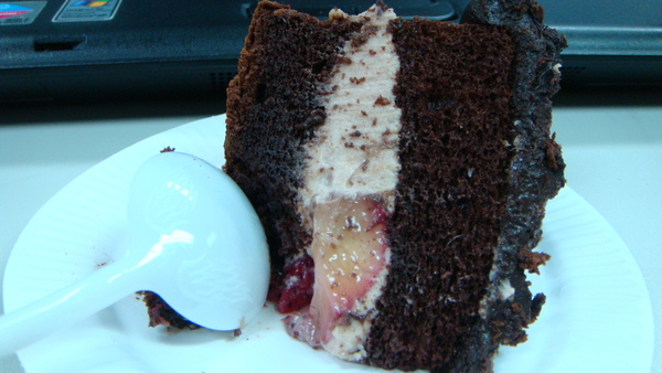 蕾霖給的超好吃巧克力草莓蛋糕～黃湘怡那家巧克力店賣的喔！