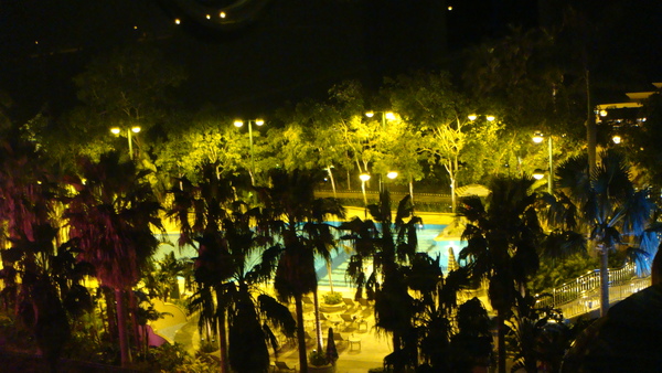 夜晚的游泳池