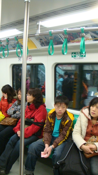 車廂是長這樣的，比台北捷運的設計好喔!
