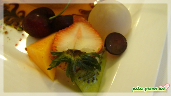 擺盤的水果有荔枝、草莓、櫻桃、奇異果、葡萄柚