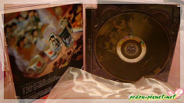光碟內，左邊的注意事項，右邊的照片光碟與MV