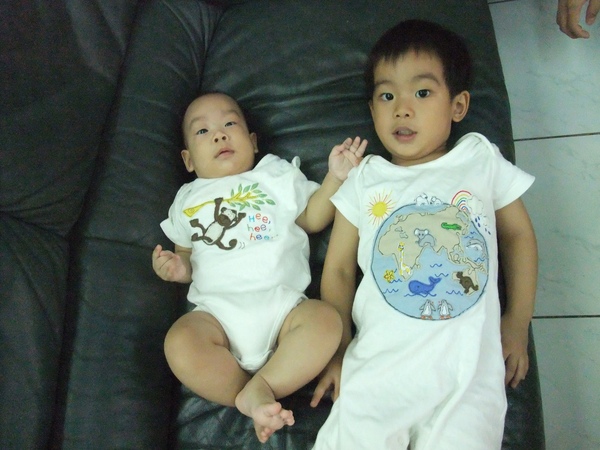 Johnson送的可愛衣服(2y8m28d & 4m24d) Johnson送的可愛衣服(2y8m28d & 4m24d)