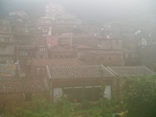 我們住的牛角聚落 正下著毛毛雨